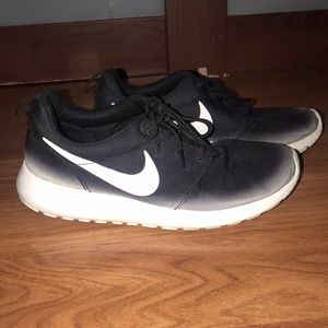 Women’s Nike ombré Roshe Run sneaker size 7.5